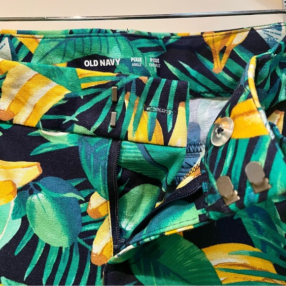 Old Navy Sz 6 Mid-Rise Printed Pixie Ankle
Pants, Banana - Picture 3 of 7
